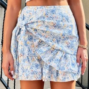 All over floral print knot side ruffle hem wrap skirt size L